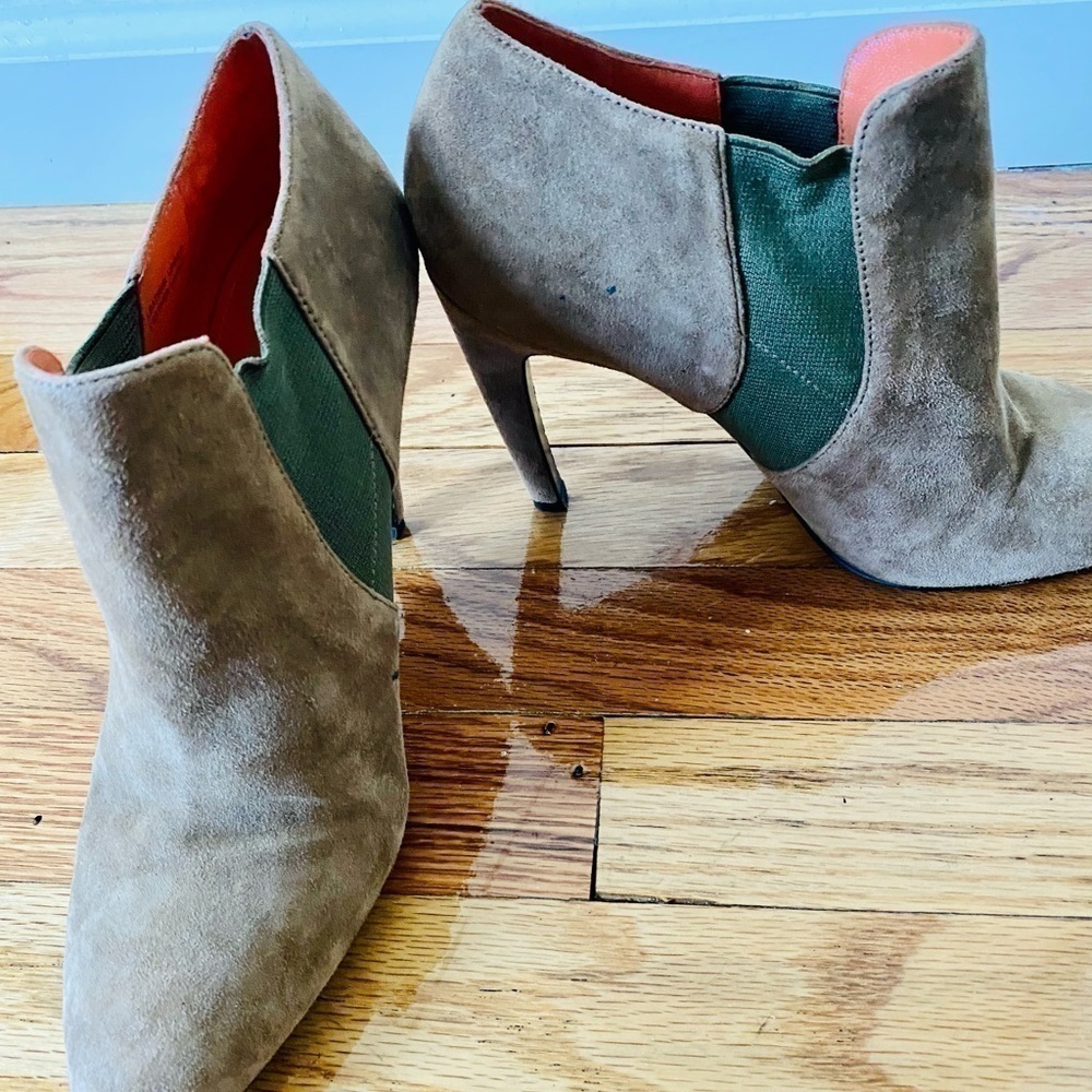 Via Spiga taupe suede ankle bootie with green fabric detail. 4.5 “ heel. Size 8.